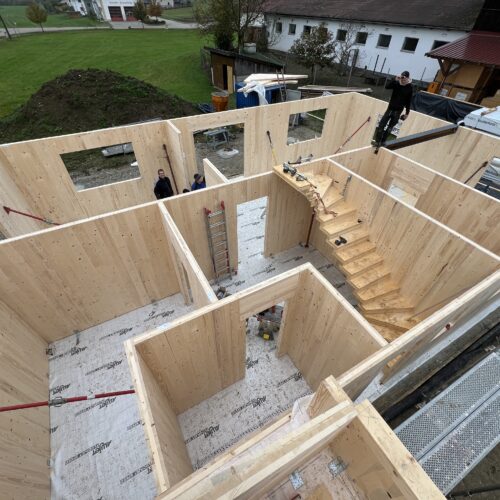 Holzwände im Obergeschoss eines Rohbaus