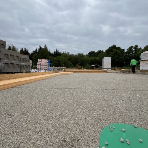 Arbeiter auf Baustelle beim Verdichten des Untergrunds