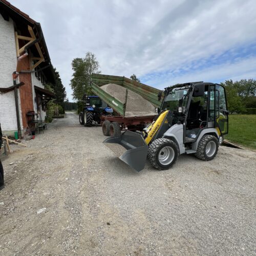 Frontlader bringt Baumaterial auf Baustelle
