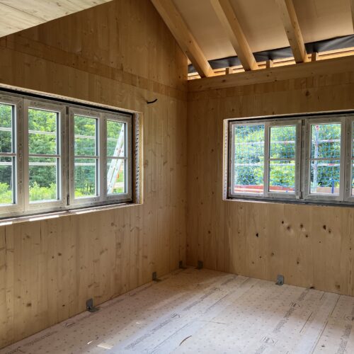 Innenansicht eines Holzhauses im Rohzustand